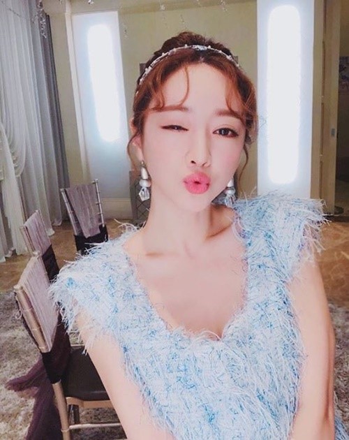 Hong Soo-Ah posted a picture on his 20th day with an article entitled Love to the end. Senna Fighting.In the open photo, Hong Soo-Ah is making a cute face that seems to kiss the camera. The still doll-like beauty captures Eye-catching.On the other hand, Hong Soo-Ah meets domestic fans for a long time through KBS2 daily drama Love to the end scheduled to be broadcasted on the 23rd.