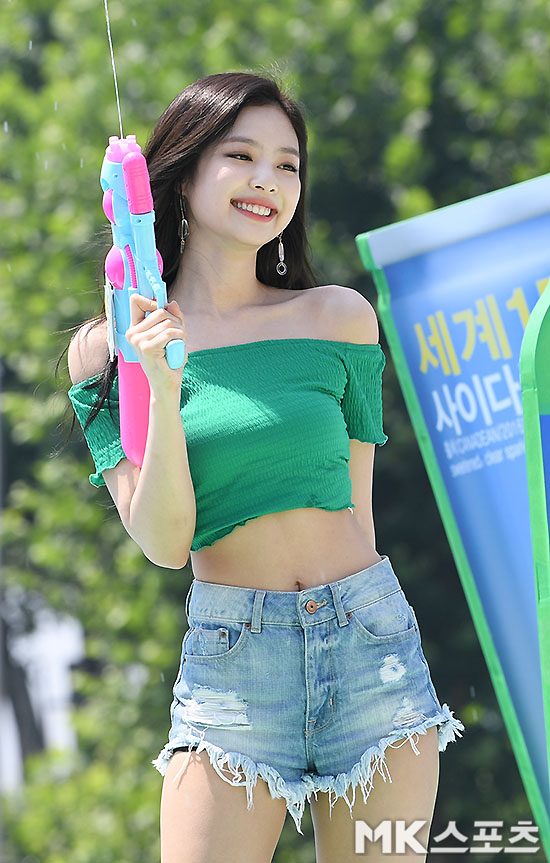 Girl group BLACKPINK (Index, Jenny Kim, Rosé, Lisa) participated in the opening event of Water Night at Sprite Island in Jamsil Sports Complex in Seoul on the morning of the 21st.BLACKPINK Jenny Kim poses freshly in the city center.