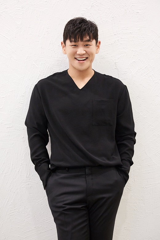 For Kang Hong-seok, whose musical actor is the main business, all steps were a challenge.Recently, he has been working as a secretary of the cable channel tvN Why is Secretary Kim? (playplayed by Baek Gun-woo and directed by Choi Bo-rim) and Park Joon-hwa, and he has become familiar with viewers who are still unfamiliar with his great size and lovely reversal charm.In fact, however, he is a person who has been named as a believer actor who attracts the audience on stage.I took three Dramas of my own. So I think I know a little bit about how the environment is going.Musical goes on stage after practicing with a certain routine, but it is difficult to move in because Drama has a strong sense of presence.So (Park) Seo-jun or (Park) Min-young seems to be more amazing. Because theyre leading actors, their metabolism is enormous.Im so surprised that Im so surprised that Im saying to Seo-joon, What the hell are you doing? (Laughing).It was not easy to act. The stage is full of expressions and dialogue because it has to be the whole, while the degree of concentration and emphasis of the drama vary depending on the camera focus.However, the character of Yang Bi-seo was relatively easy to adapt to than the characters Kang Hong-seok had done on stage.Ive been playing a character so strong in musicals that Ive never done it before, so I wanted to do a molding, so I had to (laugh) that much trouble.I wanted to meet a character who was comfortable and less weighty, but I just met Why would Secretary Kim do that? It was perfect timing. The expectation for the next work will be focused, and the attention of musical fans will not be ignored. Many eyes are burdensome, but Kang Hong-seok said, I am myself.I dont care about weight, amount, or anything like this. I just want to wear acting, thats what Im wearing.Various challenges are important, he said, and was preparing for the next step.Drama, musical, each attraction is sufficient: Drama has the charm of meeting viewers through the camera, and musical has the charm of taking control of live on stage.This time I shoot a movie again, so I want to know the charm of the movie quickly. This confidence was possible because of its unconventional ability and persistent sense of challenge.Kang Hong-seok, who has been active in ensemble and supporting roles since his musical Street Life, has achieved his lead role in the debut four years after his debut as a drag queen character Lola of King Kibbutz.He has won the best actor award with stable singing ability and humorous acting, and has been attracting three-dimensional charm in big works such as Death Note, Dracula, Napoleon and Sandglass.Though he was born with a microphone, his dream was surprisingly vague in school days, but instead, his choice was widened. Kang Hong-seok said, I originally wanted to do this industry.Thats why I was transferred to the humanities as a preview. I originally made my debut as a movie, Movie is a movie.I was worried after the discharge, but I had a chance to appear in Street Life. From then on, I was completely into musicals. Then he said, I actually like it now.I think Ive seen this picture now, and Ive met a wife who can trust me, and a company that can fuel this job.And Im grateful to my parents for their physical strength and size to do this. When I was a kid, I thought, If Id been a little better-looking. So I thought about surgery.But I didnt think I would be used if there was a god. I think Ive done a good job.And youre cute with Why would Secretary Kim do that? (Laughs) Wouldnt you see a cool charm next? If I grow up inside, my spectrum will be wider.Kang Hong-seok, who expressed his desire for dreams, said, If you do not have a dream, you are lying. As you get older, you want to be a person who likes you.You should also pay attention to your character and your words and deeds.I do not know if I can be a great person to inspire many people, but I always want to study with them. 