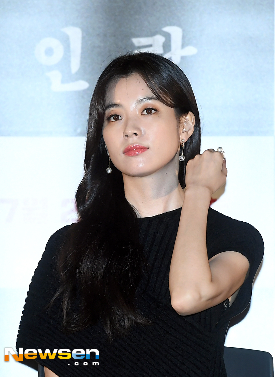 Han Hyo-joo showed off her dazzling beautiful looks on the day.The movie Illang: The Wolf Brigade starring actors Kang Dong-won, Han Hyo-joo, Jung Woo-sung, Kim Moo-yeol, Choi Min-ho (Shiny Minho), and Han Ye-ri, is based on the 2029 chaos of the anti-unification terrorist group, It will be released on July 25th as a film about the performance of Human Weapon Illang: The Wolf Brigade called the wolf in a breathtaking confrontation between an absolute power organization.Jung Yu-jin