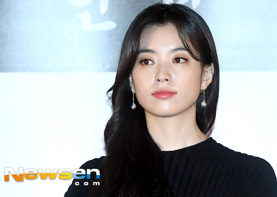 Han Hyo-joo showed off her dazzling beautiful looks on the day.The movie Illang: The Wolf Brigade starring actors Kang Dong-won, Han Hyo-joo, Jung Woo-sung, Kim Moo-yeol, Choi Min-ho (Shiny Minho), and Han Ye-ri, is based on the 2029 chaos of the anti-unification terrorist group, It will be released on July 25th as a film about the performance of Human Weapon Illang: The Wolf Brigade called the wolf in a breathtaking confrontation between an absolute power organization.Jung Yu-jin