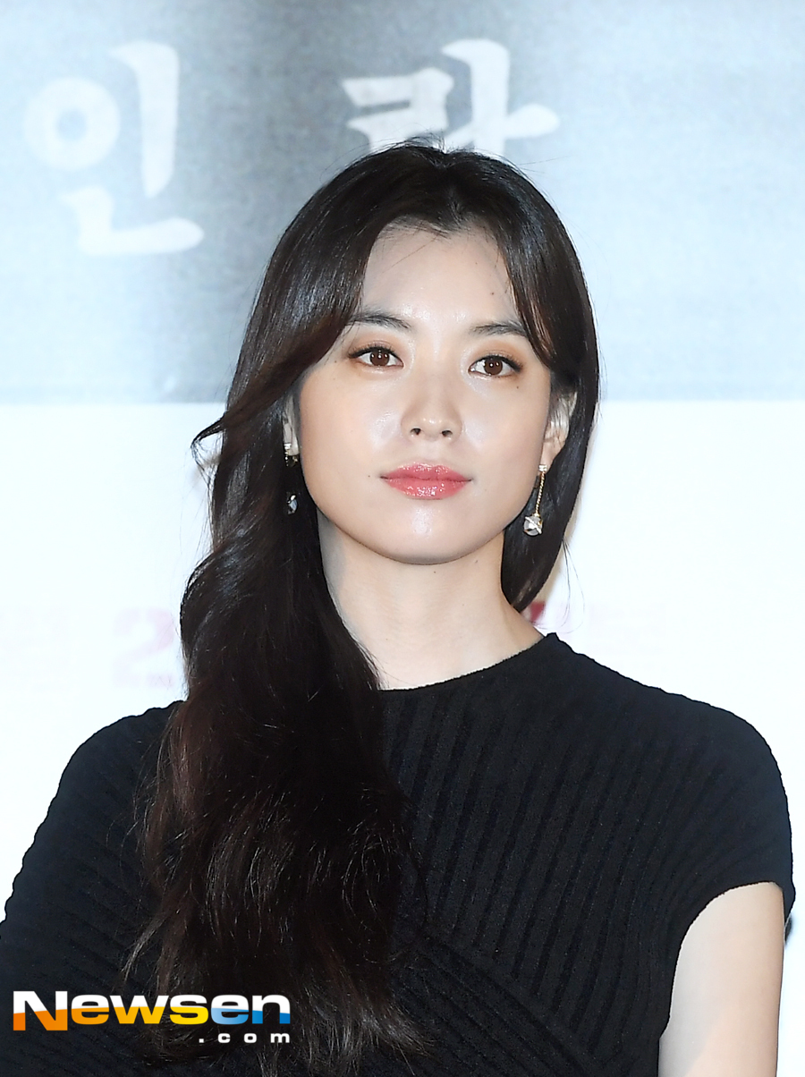 Han Hyo-joo showed off her dazzling beautiful looks on the day.The movie Illang: The Wolf Brigade starring actors Kang Dong-won, Han Hyo-joo, Jung Woo-sung, Kim Moo-yeol, Choi Min-ho (Shiny Minho), and Han Ye-ri, is based on the 2029 chaos of the anti-unification terrorist group, It will be released on July 25th as a film about the performance of Human Weapon Illang: The Wolf Brigade called the wolf in a breathtaking confrontation between an absolute power organization.Jung Yu-jin