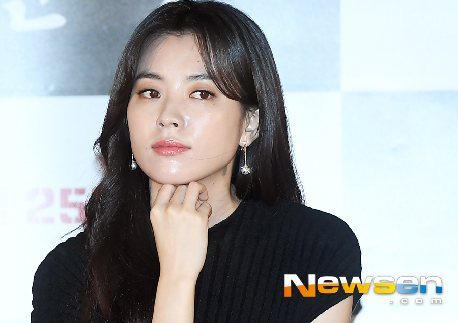 Han Hyo-joo showed off her dazzling beautiful looks on the day.The movie Illang: The Wolf Brigade starring actors Kang Dong-won, Han Hyo-joo, Jung Woo-sung, Kim Moo-yeol, Choi Min-ho (Shiny Minho), and Han Ye-ri, is based on the 2029 chaos of the anti-unification terrorist group, It will be released on July 25th as a film about the performance of Human Weapon Illang: The Wolf Brigade called the wolf in a breathtaking confrontation between an absolute power organization.Jung Yu-jin