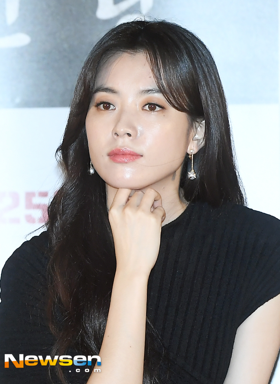 Han Hyo-joo showed off her dazzling beautiful looks on the day.The movie Illang: The Wolf Brigade starring actors Kang Dong-won, Han Hyo-joo, Jung Woo-sung, Kim Moo-yeol, Choi Min-ho (Shiny Minho), and Han Ye-ri, is based on the 2029 chaos of the anti-unification terrorist group, It will be released on July 25th as a film about the performance of Human Weapon Illang: The Wolf Brigade called the wolf in a breathtaking confrontation between an absolute power organization.Jung Yu-jin