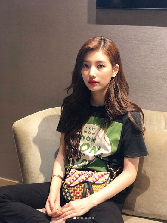 Singer and actor Suzy showed off her flawless Beautiful looks.Suzy posted several photos on her Instagram account on July 20.Suzie in the photo stares at the camera with a faceless face. Even if she sits still on the couch, the Beautiful looks of the shining Bae Suzy attracts attention.In another photo, Suzie reveals her perfect side with convex forehead and high nose.Fans who encountered the photos responded such as Always pretty Bae Suzy, Feverly Bae Suzy is cool, beautiful is ten days and This is the Bae Suzy class.delay stock