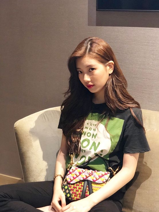 Singer and actor Suzy showed off her flawless Beautiful looks.Suzy posted several photos on her Instagram account on July 20.Suzie in the photo stares at the camera with a faceless face. Even if she sits still on the couch, the Beautiful looks of the shining Bae Suzy attracts attention.In another photo, Suzie reveals her perfect side with convex forehead and high nose.Fans who encountered the photos responded such as Always pretty Bae Suzy, Feverly Bae Suzy is cool, beautiful is ten days and This is the Bae Suzy class.delay stock