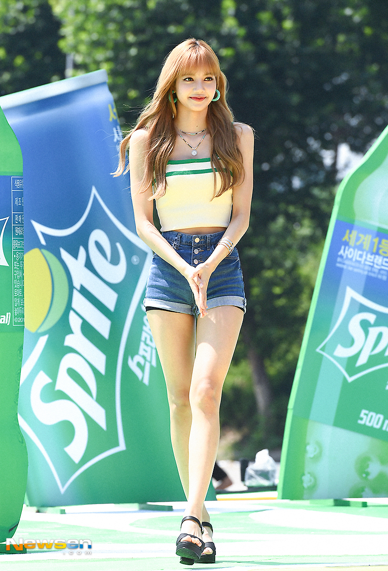 The SPRITE REpublic of Ireland Water Night event with BLACKPINK  Woo Do-hwan was held at the SPRITE REpublic of Ireland stage in the Water Night event of Jamsil Sports Complex in Songpa-gu, Seoul on July 21st.Lisa, BLACKPINK (index, Jenny Kim, Rosé and Lisa), poses for a photo.yun da-hee