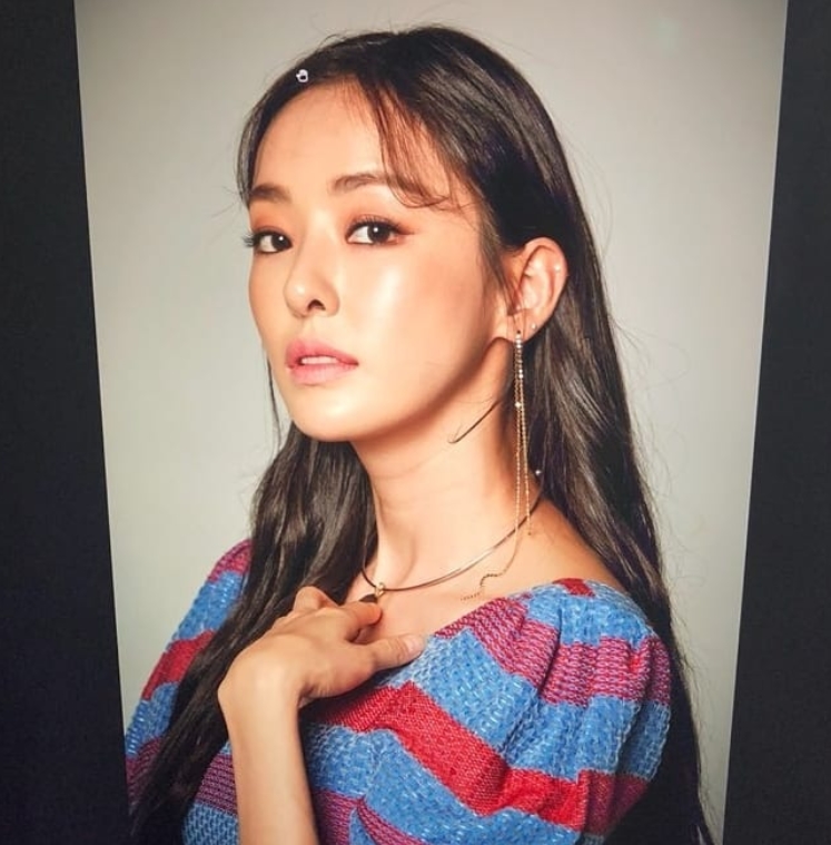 Actor Lee Da-hee has released a behind-the-scenes photo shoot.On July 21, Lee Hee-hee posted a picture with an emoticon with a smile on his instagram.The photo shows Lee Da-hee, who is keen on filming. Lee Da-hee stares at the camera with alluring eyes.Long straight hair and thick lips make Lees neat beauty more prominent.The fans who responded to the photos responded, Is it your sister? Why is she so beautiful, It is really beautiful, and Is it a goddess?delay stock