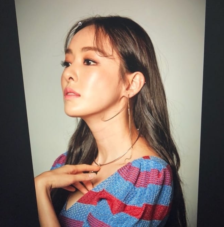 <p>Actor Lee Da-hee released a behind-the-scene picture of the photography.</p><p>On July 21, Lee Da-hee posted pictures with his smiley emoticon on his own instagram.</p><p>The figure of Lee Da - hee who is absorbed in photographing in the photograph was put in. Lee Da-hee is staring at the camera with attractive eyes. Long straight hair and plump lips further complement the clean beauty of Lee Da-hee.</p><p>The fans who touched the picture showed Yamsenis sister so, why is it so beautiful, the real clean, the goddess?</p><p>When Lee Da-hee appeared as SBS Running Man, Lee Kwang-soo who did not keep his promises turned into a topic of shout it with You Yumen Sayya. Immediately after broadcasting Yamseni rose to real time search word</p>