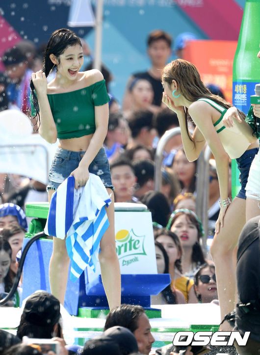 Black Pink Lisa and Jenny are playing water with fans at the music festival Water Night 2018 held at a special stage at Jamsil Sports Complex in Seoul on the afternoon of the 21st.