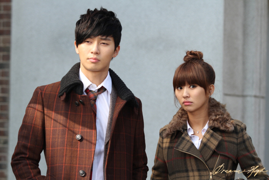 Park Seo-joon, Loco bulldozer growth that has been different from the oak leaves Actor Park Seo-joon, who plays the role of Lee Young-joon and makes viewers sleepless with Loco bulldozer.Park Seo-joon made his entertainment debut in 2011 by appearing in B.A.P. Bang Yong-guks I Remember music video.Born in 1988, he was 24 years old at the time, which was late compared to his age, but it was a number of gods that he was a reserve after military service.Since then, he has grown up in the role of the youngest son of the weekend drama, following the reigning course of rising stars such as music broadcasting MC, and now he has become a box office cheerleader of the anbang theater.I took a look at the eight-year growth period of Loco bulldozer.2011–2012: The time of your fresh debutIn the 2011 I Remember music video, Park Seo-joon emanates a different boyhood than it is now; he performed an intense performance of offering his life for a beloved woman.The following year, Park Seo-joon, who was cast as an idol Siu in KBS 2TV Dream High 2, showed off his dance skills in the drama.2013-2015: Autobahn GrowthIt is said that there are some conditions or essential elements of rising stars: the role of the youngest son of weekend dramas and the music broadcast MC.Park Seo-joon, who played Park Hyun-tae in MBC Golden Nara Ttuktuk in 2013, took a snow stamp as a sprouting yellow chaebol.Later, Park Seo-joon said that this work became his turning point.In the same year, KBS 2TV Music Bank MC boasted singing skills in harmony with SeSTa Bora.In the TVN Witchs Love (2014), which starred for the first time, it showed that this is the kind of thing that is the true story of younger and younger.In 2015, MBC Kill Me, Hill Me followed by She Was Pretty at a glance, and she grew up fast.It was a year that certainly proved the value of Park Seo-joon as well as drama grades, when he also made his screen debut with the film The Chronicles of Evil.2016-2018: Parks Soo JunPark Seo-joon has worked like a cow since his debut; in 2016, he had a blank in filmography, but not a break, as he was filming the pre-production KBS 2TV Gallery.In 2017, he challenged the historical drama for the first time through Gallery, and earned the modifier Loco bulldozer as Ssam, My Way Godongman Station, and more clearly imprinted the identity of Park Seo-joon.The movie Midnight Runners with Kang Ha-neul also showed Park Seo-joons character well.It also proved its stardom by mobilizing 5.65 million spectators who exceeded the break-even point.It is also a key feature of TVNs Yoon Restaurant Season 2. Thanks to his experience in restaurant part-time job, he has been a member of the group.Casted Park Seo-joon learned Spanish hard and added a steady charm with a fairly fluent conversation.Why would Kim do that is a kind of acting transformation for Park Seo-joon.I do not stay in Ssam, My Way Godong Bay or Midnight Runners, but I have a willingness to perform various performances.It is also leading the box office with romance that matches the reputation of Loco bulldozer.Photo: Bang Yong-guks I Remembrance movie, MBC. KBS, tvN, movie still cut