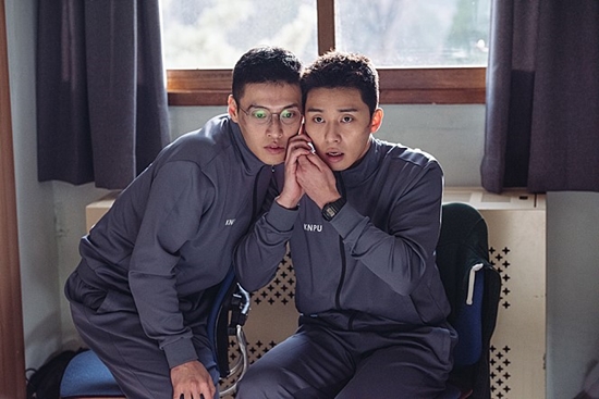 Actor Park Seo-joon, who plays the role of Lee Young-joon and makes viewers sleepless with Loco bulldozer.Park Seo-joon made his entertainment debut in 2011 by appearing in B.A.P. Bang Yong-guks I Remember music video.Born in 1988, he was 24 years old at the time, which was late compared to his age, but it was a number of gods that he was a reserve after military service.Since then, he has grown up in the role of the youngest son of the weekend drama, following the reigning course of rising stars such as music broadcasting MC, and now he has become a box office cheerleader of the anbang theater.I took a look at the eight-year growth period of Loco bulldozer.2011–2012: The time of your fresh debutIn the 2011 I Remember music video, Park Seo-joon emanates a different boyhood than it is now; he performed an intense performance of offering his life for a beloved woman.The following year, Park Seo-joon, who was cast as an idol Siu in KBS 2TV Dream High 2, showed off his dance skills in the drama.2013-2015: Autobahn GrowthIt is said that there are some conditions or essential elements of rising stars: the role of the youngest son of weekend dramas and the music broadcast MC.Park Seo-joon, who played Park Hyun-tae in MBC Golden Nara Ttuktuk in 2013, took a snow stamp as a sprouting yellow chaebol.Later, Park Seo-joon said that this work became his turning point.In the same year, KBS 2TV Music Bank MC boasted singing skills in harmony with SeSTa Bora.In the TVN Witchs Love (2014), which starred for the first time, it showed that this is the kind of thing that is the true story of younger and younger.In 2015, MBC Kill Me, Hill Me followed by She Was Pretty at a glance, and she grew up fast.It was a year that certainly proved the value of Park Seo-joon as well as drama grades, when he also made his screen debut with the film The Chronicles of Evil.2016-2018: Parks Soo JunPark Seo-joon has worked like a cow since his debut; in 2016, he had a blank in filmography, but not a break, as he was filming the pre-production KBS 2TV Gallery.In 2017, he challenged the historical drama for the first time through Gallery, and earned the modifier Loco bulldozer as Ssam, My Way Godongman Station, and more clearly imprinted the identity of Park Seo-joon.The movie Midnight Runners with Kang Ha-neul also showed Park Seo-joons character well.It also proved its stardom by mobilizing 5.65 million spectators who exceeded the break-even point.It is also a key feature of TVNs Yoon Restaurant Season 2. Thanks to his experience in restaurant part-time job, he has been a member of the group.Casted Park Seo-joon learned Spanish hard and added a steady charm with a fairly fluent conversation.Why would Kim do that is a kind of acting transformation for Park Seo-joon.I do not stay in Ssam, My Way Godong Bay or Midnight Runners, but I have a willingness to perform various performances.It is also leading the box office with romance that matches the reputation of Loco bulldozer.Photo: Bang Yong-guks I Remembrance movie, MBC. KBS, tvN, movie still cut