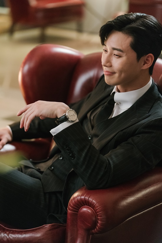 Park Seo-joon, Loco bulldozer growth that has been different from the oak leaves Actor Park Seo-joon, who plays the role of Lee Young-joon and makes viewers sleepless with Loco bulldozer.Park Seo-joon made his entertainment debut in 2011 by appearing in B.A.P. Bang Yong-guks I Remember music video.Born in 1988, he was 24 years old at the time, which was late compared to his age, but it was a number of gods that he was a reserve after military service.Since then, he has grown up in the role of the youngest son of the weekend drama, following the reigning course of rising stars such as music broadcasting MC, and now he has become a box office cheerleader of the anbang theater.I took a look at the eight-year growth period of Loco bulldozer.2011–2012: The time of your fresh debutIn the 2011 I Remember music video, Park Seo-joon emanates a different boyhood than it is now; he performed an intense performance of offering his life for a beloved woman.The following year, Park Seo-joon, who was cast as an idol Siu in KBS 2TV Dream High 2, showed off his dance skills in the drama.2013-2015: Autobahn GrowthIt is said that there are some conditions or essential elements of rising stars: the role of the youngest son of weekend dramas and the music broadcast MC.Park Seo-joon, who played Park Hyun-tae in MBC Golden Nara Ttuktuk in 2013, took a snow stamp as a sprouting yellow chaebol.Later, Park Seo-joon said that this work became his turning point.In the same year, KBS 2TV Music Bank MC boasted singing skills in harmony with SeSTa Bora.In the TVN Witchs Love (2014), which starred for the first time, it showed that this is the kind of thing that is the true story of younger and younger.In 2015, MBC Kill Me, Hill Me followed by She Was Pretty at a glance, and she grew up fast.It was a year that certainly proved the value of Park Seo-joon as well as drama grades, when he also made his screen debut with the film The Chronicles of Evil.2016-2018: Parks Soo JunPark Seo-joon has worked like a cow since his debut; in 2016, he had a blank in filmography, but not a break, as he was filming the pre-production KBS 2TV Gallery.In 2017, he challenged the historical drama for the first time through Gallery, and earned the modifier Loco bulldozer as Ssam, My Way Godongman Station, and more clearly imprinted the identity of Park Seo-joon.The movie Midnight Runners with Kang Ha-neul also showed Park Seo-joons character well.It also proved its stardom by mobilizing 5.65 million spectators who exceeded the break-even point.It is also a key feature of TVNs Yoon Restaurant Season 2. Thanks to his experience in restaurant part-time job, he has been a member of the group.Casted Park Seo-joon learned Spanish hard and added a steady charm with a fairly fluent conversation.Why would Kim do that is a kind of acting transformation for Park Seo-joon.I do not stay in Ssam, My Way Godong Bay or Midnight Runners, but I have a willingness to perform various performances.It is also leading the box office with romance that matches the reputation of Loco bulldozer.Photo: Bang Yong-guks I Remembrance movie, MBC. KBS, tvN, movie still cut