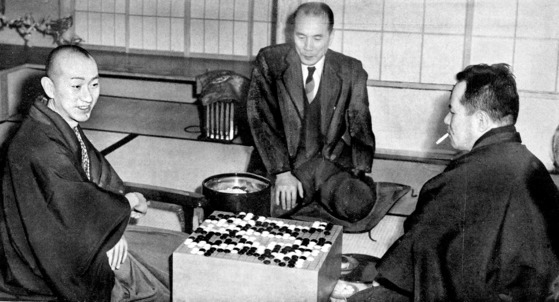 1956년 니혼게이자이신문이 주최한 특별 3번기에서 우칭위안(왼쪽)이 하시모토 우타로 9단(오른쪽)과 대국하고 있다. 이날 자리는 하시모토의 왕좌전 2연패를 기념해 마련됐다. [사진제공=일본기원]