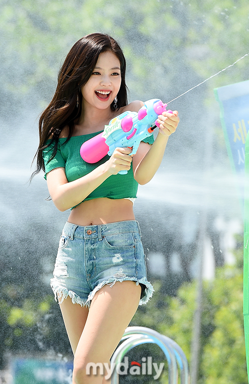 BLACKPINK Jenny Kim 'playing water guns'