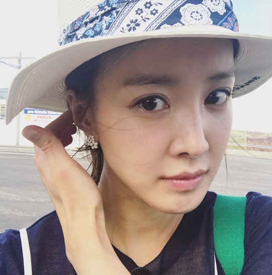 Lee Si-young has unveiled Selfie with beautiful beautiful looks.Actor Lee Si-young posted a picture on his instagram on July 22 with an article entitled The Way to Gibraltar.The photo shows Lee Si-young looking at the camera in a natural outfit; the close-range shot also features humiliating beautiful looks.kim myeong-mi