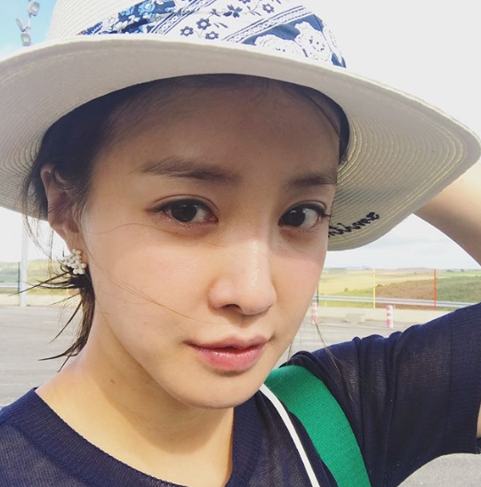 Lee Si-young has unveiled Selfie with beautiful beautiful looks.Actor Lee Si-young posted a picture on his instagram on July 22 with an article entitled The Way to Gibraltar.The photo shows Lee Si-young looking at the camera in a natural outfit; the close-range shot also features humiliating beautiful looks.kim myeong-mi