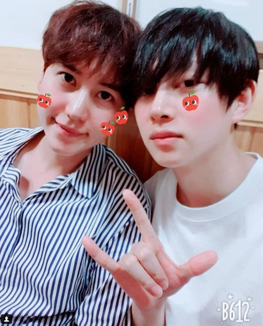 The latest on Super Junior Cho Kyuhyun has been revealed.Kim Hee-chul released two photos of himself with Cho Kyuhyun on his Instagram account on Tuesday, with the two in the photo gazing at the camera with their heads affectionately together.Cho Kyuhyun next to Kim Hee-chul with a chic look is smiling cutely.Cho Kyuhyun, who has a vacancy due to his current enlistment, but the atmosphere that looks much healthier than before is impressive.Cho Kyuhyun entered the Nonsan Training Center in Chungcheongnam-do on May 25 last year and is currently serving as a social worker.It will be released on May 24, 2019.Kim Hee-chul Instagram