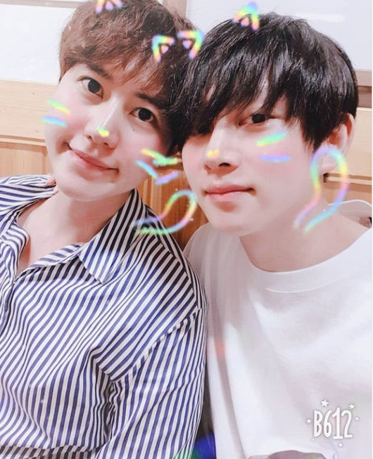 The latest on Super Junior Cho Kyuhyun has been revealed.Kim Hee-chul released two photos of himself with Cho Kyuhyun on his Instagram account on Tuesday, with the two in the photo gazing at the camera with their heads affectionately together.Cho Kyuhyun next to Kim Hee-chul with a chic look is smiling cutely.Cho Kyuhyun, who has a vacancy due to his current enlistment, but the atmosphere that looks much healthier than before is impressive.Cho Kyuhyun entered the Nonsan Training Center in Chungcheongnam-do on May 25 last year and is currently serving as a social worker.It will be released on May 24, 2019.Kim Hee-chul Instagram