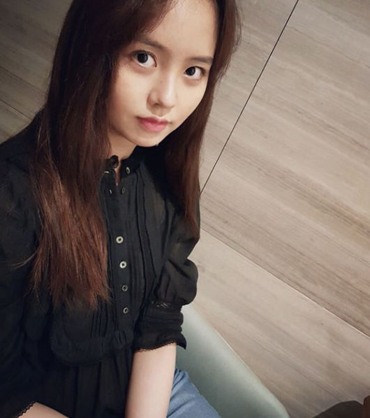 Actor Kim So-hyunKim So-hyun released two photos on his Instagram account on Tuesday, with Kim So-hyun staring at the camera in a black blouse and jeans.Kim So-hyun, who has long brown hair hanging down, is still showing off Shining Beautiful looks with a clear look.In the picture of the mouth sticking out, the cute charm is full.Fans also showed a welcome look to the beautiful look of Kim So-hyun, who is simple, innocent and cute.Kim So-hyun is under review after receiving a proposal to appear in Like to Sound based on Web toon of the same name.Kim So-hyeun Instagram
