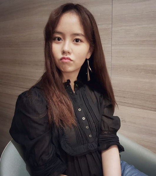 Actor Kim So-hyunKim So-hyun released two photos on his Instagram account on Tuesday, with Kim So-hyun staring at the camera in a black blouse and jeans.Kim So-hyun, who has long brown hair hanging down, is still showing off Shining Beautiful looks with a clear look.In the picture of the mouth sticking out, the cute charm is full.Fans also showed a welcome look to the beautiful look of Kim So-hyun, who is simple, innocent and cute.Kim So-hyun is under review after receiving a proposal to appear in Like to Sound based on Web toon of the same name.Kim So-hyeun Instagram
