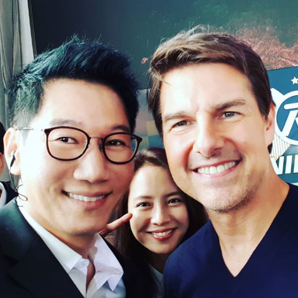 Broadcaster Ji Suk-jin has certified his meeting with Tom Cruise.On the 21st, Ji Suk-jin wrote to his instagram, Brother Tom. Sweet Guy, so kind. Sense of greeting each eye.I did not know that there was Ji Hyo. Photos show Ji Suk-jin and Hollywood top star Tom Cruise standing side by side smiling at the camera, with Actor Song Ji-hyo smiling together.This photo was taken at the shooting site of Running Man.Earlier, Tom Cruise participated in the recording of Running Man at the time of the promotion of the movie Mission Impossible: Fallout with Henry Carville, Love, Simon Pegg and Christopher Macquarie.Henry Carville, Love and Simon Pegg were also in the company.Running Man, starring Tom Cruise, Henry Carville, Love and Simon Pegg, will air on SBS today (22nd).