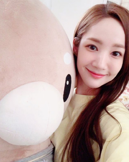 Kim Secretary Park Min-young showed off her beauty.Park Min-young posted a picture on his 22nd day, saying, Smile, thank you D-4.Park Min-young in the photo is holding a big character doll and making a bright smile.The perfect features that are flawless in the unique fresh atmosphere attract Eye-catching.The netizens responded in various ways such as It is really beautiful, It is good to act and self-management well and Kim SecretaryPark Min-young is currently appearing on TVN Why is Secretary Kim?