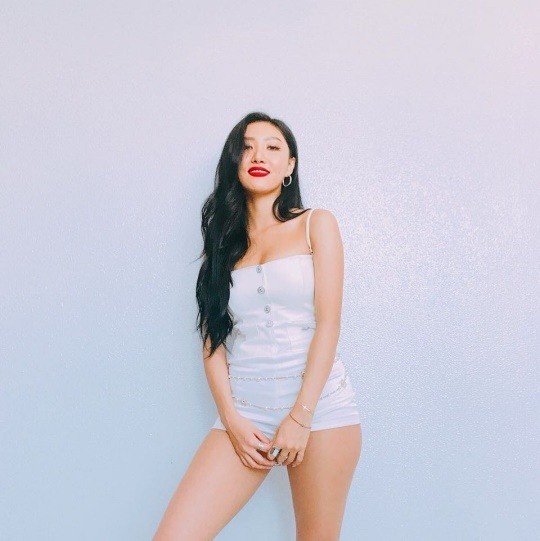 Group MAMAMOO Hwasa showed off her healthy figure.On the 22nd, MAMAMOOs official Instagram posted a single photo of Hwasa with an article entitled Sunshine Sunday with Hwasa ... Hot Hot Sea.In the photo, Hwasa is staring at the camera with a smile in a white costume.The charismatic of Hwasa staring at the camera with a healthy skin color, a solid body line, and an alluring eye contrast to the costume attracts Eye-catching.Hwasa recently got a lot of attention from MBC entertainment program I live alone with giblet and Gejang Mukbang.
