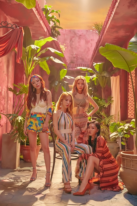 Girls are competing as hot as this summer, and their songs, which are at the top of the music charts side by side, are catching listeners ears with addictive melodies and lyrics aimed at summer.The first comeback music source, Black Pink, followed by a new concept.TWICE, which boasts a solid fandom, and MAMAMOO, which believes and listens, and GFriend, who are godfriends, are continuing to compete in good faith.Black Pink Tudududou Black Pink, which came back on June 15th with its first mini album SQUARE UP (Square Up) in a year.The title song Tududududu was loved by YGs unique hip melody as well as addictive lyrics.He also wrote a big record: he continued to dominate the charts for about 25 days, ranking first on the music charts, and also broke the music video 200 million views in the shortest time among the K-pop groups.He ranked 55th in Billboard 200 40th Hot 100 and wrote the highest record in K-pop girl group history.With this momentum, Black Pink will be active until the end of July with the follow-up song Forever Young.Apink No 1 Apink, who made a comeback with the title song No 1 of his seventh mini album ONE & SIX (One and Six) on the 2nd, boasted the skill of his seventh year of debut.The change of Apink, which has been abandoned with the bright and innocent concept that has been introduced and returned to all black styling and intense feeling, was successful.The title song No 1 is a minor pop dance genre song. Unlike the original songs that are pure and youthful, they sang the pain of a woman who finished love.Apink, a mature figure, continues to meet with fans with new charms that have not been found in the meantime.After completing the renewal of all members, Apink proved that there is no 7th year jinx as it ranked first in various music broadcasts as well as putting its name on the top of the music charts with new changes.TWICE, which came back on the 9th following TWICE Dance the Night Away Apink, released a new album Summer Night and started its career with the title song Dance the Night Away.Those who are divided into party girls who reveal a summer night are showing the coolness of summer.TWICE, which reminds me of summer from music video to stage costumes, has succeeded in the girl group. From Elegantly to What Is Love?As a group that hit mega hits, it ranked first on the music charts immediately after the comeback, and won the first place in MBCs music center on the 21st and achieved four music broadcasts.As such, TWICE has become a representative girl group in Korea, forming popularity as the top chart, and solid fandom with high album sales.MAMAMOO You Nah 2018 Four Seasons Four Color Project MAMAMOO returned to the red concept from the yellow concept in four months after the Starry Night in March.MAMAMOO, who made a comeback with the title song You Na Sea of the new album RED MOON on the 16th, chose Latin reggae sexy instead of refreshing.The intense and passionate title song You Na Sun is a song of the reggaeton genre and it is getting hotter in the hot summer.MAMAMOO, which made use of the feeling of Lee Yeol-chi, once again emanated the charm of the girl crush by giving a selfish lover a single step like the lyrics You always do it yourself.As soon as they made a comeback, they made their name on the top of the charts, boasting once again the power of MAMAMOO to believe and listen, and also completed the stage which showed confidence by themselves.GFriend, who returned to the title song Summer Summer on the 19th of the summer mini album Sunny Summer, attracted attention with its intense red-based concept.The most eye-catching thing in this comeback is the styling transformation of the members. The hairstyle of those who changed into a trendy color and a trendy color made the summer atmosphere more alive.GFriends unique youthful Summer Summer Year is a cute lyrics with the names of the members.The addictive refrain called Sunny Summer in summer made the most of the summer feeling.GFriend, who has a modifier called Goddfriend every time he gives addictive songs, continues his reputation again.The addictive song of the group who is making a comeback in the summer is cooled for a while.Those who compete in good faith on the music charts are adding to the warmth with support that encourages each other./ Photo = JYP, YG, RBW, Plan A, Sos Music