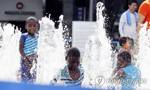 '더위는 못 참아' (서울=연합뉴스) 배재만 기자 = 전국 대부분 지역에 폭염 특보가 내려진 22일 외국인 어린이들이 서울 광화문 광장 분수대에서 더위를 식히고 있다. 2018.7.22 scoop@yna.co.kr