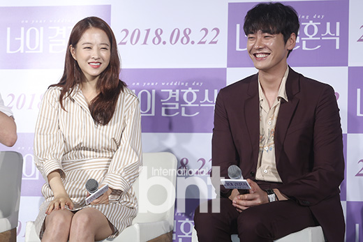 <p>Actor Park Bo-young, Kim Young-kwang attended the film production meeting of the movie Your Wedding (Director: Isokugun) held in Mega Box Dongdaemun, Seoul morning.</p><p>On this day Park Bo-young, Kim Young-kwang is taking a pose.</p><p>Eye just got hurt,</p><p>Smiling faces are quite similar</p><p>Difference in the key to flutter</p><p>Kemi like an actual lover</p><p>Manorable foot stone</p><p>Meanwhile, the movie Your Wedding is believed to be 3 seconds fate of Seung Hee and Seung Hee Fatefully coincidental, a work that depicts their wandering first love chronology that does not quite match the timing of the actor Park Bo-young, Kim Young-kwang And others appear. Scheduled to be released on August 22,</p><p>Provide article information</p>