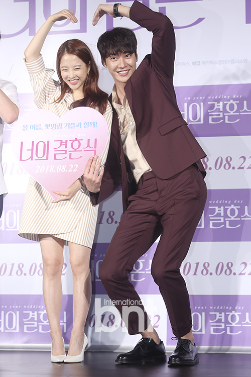 <p>Actor Park Bo-young, Kim Young-kwang attended the film production meeting of the movie Your Wedding (Director: Isokugun) held in Mega Box Dongdaemun, Seoul morning.</p><p>On this day Park Bo-young, Kim Young-kwang is taking a pose.</p><p>Eye just got hurt,</p><p>Smiling faces are quite similar</p><p>Difference in the key to flutter</p><p>Kemi like an actual lover</p><p>Manorable foot stone</p><p>Meanwhile, the movie Your Wedding is believed to be 3 seconds fate of Seung Hee and Seung Hee Fatefully coincidental, a work that depicts their wandering first love chronology that does not quite match the timing of the actor Park Bo-young, Kim Young-kwang And others appear. Scheduled to be released on August 22,</p><p>Provide article information</p>