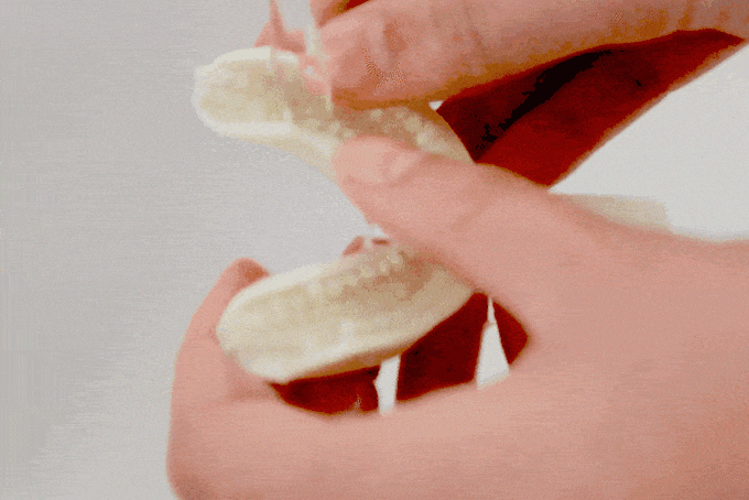 사용 후 흐르는 물에 씻어주면 칫솔 세척이 끝난다.