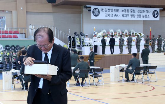 22일 경북 포항 해병대 1사단 김대식관에 마련된 마린온 헬기 사고 순직 장병 합동분향소에서 고 박재우 병장 유품을 돌려받은 유족들이 눈물을 흘리고 있다. [연합]