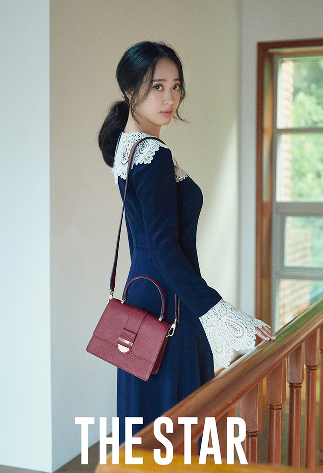 Actor Kim Min-jung released the picture through The Star Magazine on the 23rd.