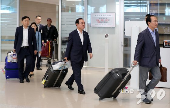 방미일정을 마친 노회찬 정의당 원내대표와 장병완 민주평화당 원내대표, 김관영 바른미래당 원내대표가 22일 오후 인천국제공항 제2여객터미널을 통해 귀국하고 있다.   원내대표들은 미국 상·하원 의회와 미국 정부 관계자들을 만나 한반도 평화를 위한 외교와 자동차 관세 등 미국의 통상압박에 대한 우리 측의 의견을 전달하기 위해 지난 18일 출국했다. 2018.7.22/뉴스1  <저작권자 © 뉴스1코리아, 무단전재 및 재배포 금지>