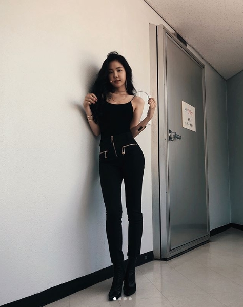 Group Apink member Son Na-eun showed off her sexy charmSon Na-eun posted several photos on his instagram on July 22 with the article Clean Carisma? Failure.Son Na-eun looks down at the camera, sporting an eight-hit girdle: Son Na-euns saggy figure pulls off Eye-catching.Son Na-euns brainwashing eyes that have not been seen before are also attractive.The fans who responded to the photos responded such as It is a big hit. I do not play with the atmosphere, If you are really pretty, English language comes out and My sister is so beautiful.delay stock