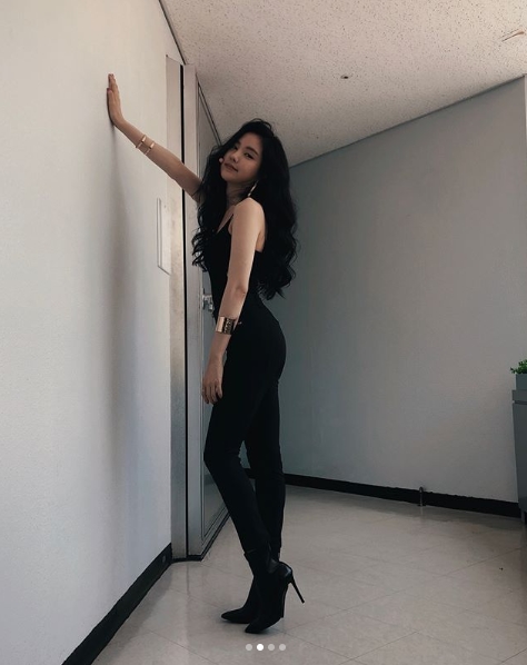 Group Apink member Son Na-eun showed off her sexy charmSon Na-eun posted several photos on his instagram on July 22 with the article Clean Carisma? Failure.Son Na-eun looks down at the camera, sporting an eight-hit girdle: Son Na-euns saggy figure pulls off Eye-catching.Son Na-euns brainwashing eyes that have not been seen before are also attractive.The fans who responded to the photos responded such as It is a big hit. I do not play with the atmosphere, If you are really pretty, English language comes out and My sister is so beautiful.delay stock