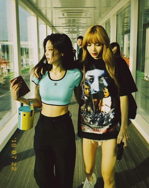 BLACKPINK members Jenny Kim and JiSoo were spotted leaving the country.Jenny Kim posted a picture on her Instagram on July 23 with an article entitled feat. jisoo Kim.The picture shows Jenny Kim on the plane with JiSoo, who walks with a shoulder-to-shoulder.Two exotic features and Aura attract Eye-catching, especially the thin waist of Jenny Kim.Fans who encountered the photos responded, Hero Boso, it seems to be around my thighs, Jen Lisa (the compound word for Jenny Kim+Lisa) is love, and Its really pretty.delay stock