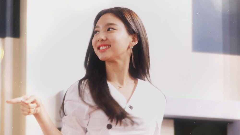 Group TWICE has delivered a solution like Solomon to the aspiring singer.About 800 people talk about the theme of Kim Je-dongs Talk to You 2 - Happy Song You (hereinafter referred to as Talk to You 2) which will be broadcast on July 24.Na Yeon and Ji Hyo of TWICE participate as guests and add energy.In a recent recording of Talk to You 2 at KAIST, TWICE consulted the career path of an audience who introduced themselves as a singer aspiring.The audience, now a high school student, asked TWICE, What did you think when you thought the Singers path was barren?Ji Hyo expressed his sympathy for the audiences worries, saying, I have been thinking about whether the job called Singer is the right job for me for more than 10 years (JYP Entertainment) Idol Producer.If I do a happy job, people around me will be happy, and it is important to know what you are happy about.Yuri, an idol group senior, said, I have a position for each member, but Ji Hyo seems to have a responsibility as a leader.Kim Je-dong also praised Ji Hyos adult aspect, saying, I think I have a lot of thoughts as a leader.hwang hye-jin
