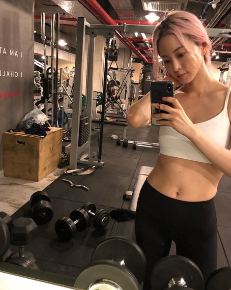 <p>Actor Han Ye-seul released his recent work.</p><p>Han Ye-seul posted a piece of photograph together with the sentence I just try Exercise on the afternoon of July 23 afternoon.</p><p>In the released pictures, Han Ye-seul stood in front of the mirror in a place where it could be seen in the gym and the figure taking a picture was put in. Han Ye-seul boasted healthy beauty with a stark abs appeared Exercise clothing fashion.</p><p>Han Ye-seul recently left Keyeast Entertainment and signed a dedicated management agreement with Partners Park. Partners Park is a company led by Han Ye-seul, former affiliated office belonging to the former affiliated office within a few years from Shin Hyo Jeong representative from Keyeast Entertainment.</p>