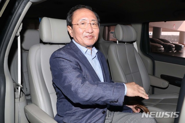 【인천공항=뉴시스】조성봉 기자 = 노회찬 정의당 원내대표가 지난 22일 오후 인천국제공항으로 귀국해 차량에 타고 있다. 2018.07.22.suncho21@newsis.com