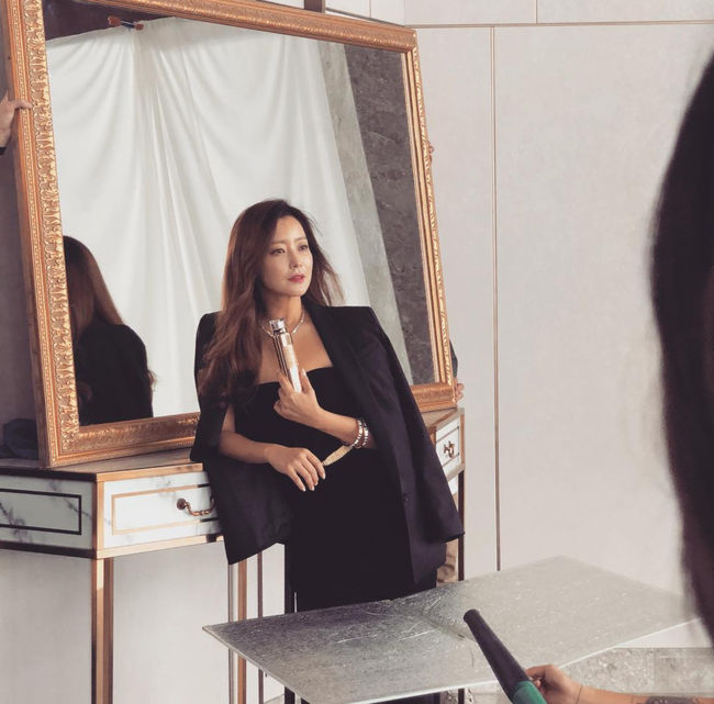 Actor Kim Hee-sun still showed off his beautiful looks.Kim Hee-sun posted an article and a photo on his SNS on the 23rd.In the photo, Kim Hee-sun is wearing a black jacket in a black dress and holding a makeup that is being filmed.Especially, it boasts a natural beauty appearance and attracts Eye-catching.Meanwhile, Kim Hee-sun has been active in dramas and entertainment.Kim Hee-sun SNS