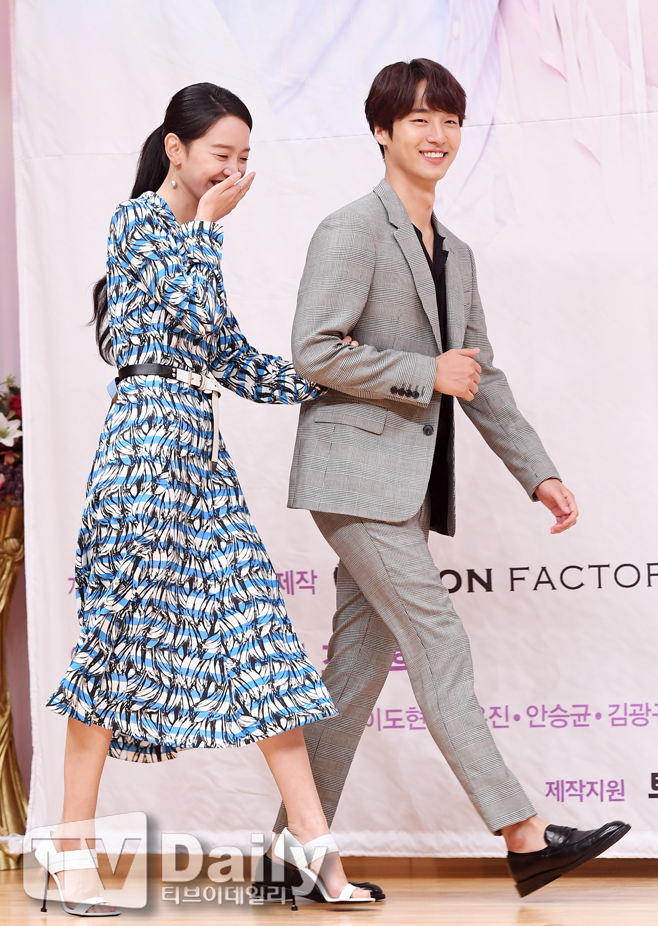 <p>Production presentation of SBSs new monthly fire drama Thirteen and Seventeenth (Screenwriter Cho Sung He and Director Cho Sung He) was held on Sunday afternoon on September 23 in Seoul Yogawa Ward SBS.</p><p>Actors Shin Hye-sun, Ye Ji Won, Yang Se-jong, Anhyh-sop etc. participated this day.</p><p>Thirty will wake up to thirty with falling into seventeen scenes Mental Physical Inharmony Woman Shin Hye-sun and Block man who has been living breaking up with the world Ball Uzin (Yang Se-jong), these romantic comedy dramas like these thirty but seventeen expansive comics.</p><p>SBS Production presentation of a new monthly fire drama Thirteen and Seventeen</p>