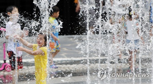 더위 식히는 시원한 분수대 (대전=연합뉴스) 양영석 기자 = 전국 대부분 지역에 폭염 특보가 내려진 22일, 아이들이 대전 도심 한 분수대에 들어가 더위를 식히고 있다. 2018.7.22 youngs@yna.co.kr