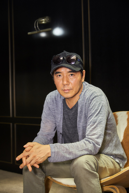 <p>People who are changing personally in the group Person focus Gang Dong-Won and Jung Woo-sung and Han Hyo Ju Casting satisfaction</p><p>Director Kim Jee-woon (54) returned to the movie Jin-Roh: The Wolf Brigade , Chungmu-dong stylist.</p><p>Jin-Roh: The Wolf Brigade is a work based on the same name animation directed by Oshii Morihara and Hiroyuki Okiura, after the North and South declared a unified preparatory five-year plan, an anti-unified armed terror organization Insect appeared Background against 2029. Jin-Roh: The Wolf Brigade depicts the success of the human weapon known as the wolf in the stupid confrontation between the police organization Tukugidé and the intelligent authority centering on information intelligence public security.</p><p>The film is a masterpiece to which production cost close to 20 billion won was introduced. Jin-Roh: The Wolf Brigade has a peculiar stylist Kim Kim Duk stylist in the film industry and has fun to see it visually. However, a criticism that the story after the media preview showed that Hargopgo, especially Mello Line, did not melt into poles happened.</p><p>Director Kim Jee-woon met on September 23rd at Seoul Pal Pandon and said, I heard a good evaluation on the visual parts like shooting scenes, actions, and I just responded that the line of Mero is plain .</p><p>Subsequently, I wanted to create a work that shows the process of what kind of incident this time, although I dealt with the inner face of a person with my work so far, From this point, I can feel unsatisfactory in the melody part This part that was the next love line where the story that can be transferred personally in the group was the most important was insufficient. </p><p>Kim seemed to be suffering deeply by individuals and groups. I wanted to have the theme Is love possible from the barbaric era?  But then, I wanted to talk more about the group and the individual. It is a society in which personal preferences are respected and seems to be piggybacked on a new consumption category that lives according to their individuality but is adjusted by something. Even though it is an era that respects personal life, I also want to enter a group at a certain moment. I think that the desire to enter something like an instagram into several categories. I was keenly aware of the parts of the individuals remarks grouped. Although I was not thinking of himself, I saw a lot of logic even if I put as much logic as the group liked. </p><p>Kim also said, I put the thought I felt in the movie so far and I was caught up in the actions I did not recognize, I was distracted by the upset of emotions that I could not see but enthusiastic I showed up a reaction and got confused, I laughed, Was not melody recently a bit painful?</p><p>He confessed that Jin-Roh: The Wolf Brigade itself was concerned. It was a movie that was serious enough to hurt the health of the production report meeting earlier. Its a hard-to-deal, difficult-to-understand movie, I heard a rumor that I gave genre-like pleasures to the ambiguous colors of the original according to Koreas real circumstances, but also the criticism that the original was blasparted There was no choice but to enter. </p><p>A clear villain comes out in director Kims movie. However, the color of the villain is ambiguous in Jin-Roh: The Wolf Brigade this time. Kim said, It is not a movie with a focus on the villain, so I can feel that way, he says, It is a style that is trying to show off the actors customized villain. In this work he is trying to show a bad image that only Gimmujol can do I explained it. </p><p>Kim ordered actors Jin-Roh: The Wolf Brigade to Sexy. I heard that all the people are wonderful, Should I be more wonderful than sexuality? Womens characters were also wonderful.</p><p>The watching point of this movie is an action scene. How will we implement the actions to be unfolded in the future world? I wanted to show the actions that the meat would split, I had never considered part of the evaluation and production costs.And also the gun action that the shell is seen flying, with emphasis on a strong blowing sensation I put it in. Namiyama action god It seems that it came out better than I was worried. </p><p>The part Kim attempted to interpret is a film ending. Although the interpretation of Kims director was added, the likes and dislikes can be divided. Even though it is a part like Simmons, I think that the audience can think about whether Im Yeong he broke Ei Hui cracked feeling was felt love, I can replay two emotions while watching the ending, create a deterrent happy end We respond to the criticism that we are trying to </p><p>Jin-Roh: The Wolf Brigade is a work planned from 2013. Kim played quite a bit of trouble about the time. I also thought about various historical times, such as 4. 19 Revolution, 5 18 Gwangju democratization struggle, etc. Youth unemployment, insufficient fertility rate also emerged.Power authorities in the original thinking of mental materials Unification has emerged from that time, from that moment the view of the inner world of the movie was built, some problems mixed, and the current story came out. </p><p>Another watching point of the movie is luxury casting including Gang Dong-Won, Jung Woo-sung, Han Hyo Ju, Choi Min-ho and Gimmu-Yol Wahan Yelli. When I went to a showcase, the word re-entrant full-scale SF face jungle came out. Haha. I also saw a comment called a handsome person next to a handsome person. Such a part gave a lot of fun to the audience.</p><p>Actors with outstanding physical conditions were necessary due to the setting in the play. Gang Dong-Won like million chit nam was ranked first in casting from the beginning. Jung Woo-sung is a Hollywood actor George Clooney. </p><p>Director Kim goes around with the modifier genre pioneer. He made his debut in the movie Quiet Family in 1998 and he made his debut as Fair Prisoner (2000), Boots, Guren (2003), Sweet Life (2005), Good, Bad, Funny She was loved to showcase movies of various genres such as I saw the devil (2010), Sensei (2016) etc.</p><p>What does Jin-Roh: The Wolf Brigade mean to Kim? Im intentionally seeing visuals and styles for the first time in Korean movies.If you enjoy it altogether I will do the new way of Korean movies.You want to show that Korean hero movies are also possible without Hollywood Marvel Hero . </p>