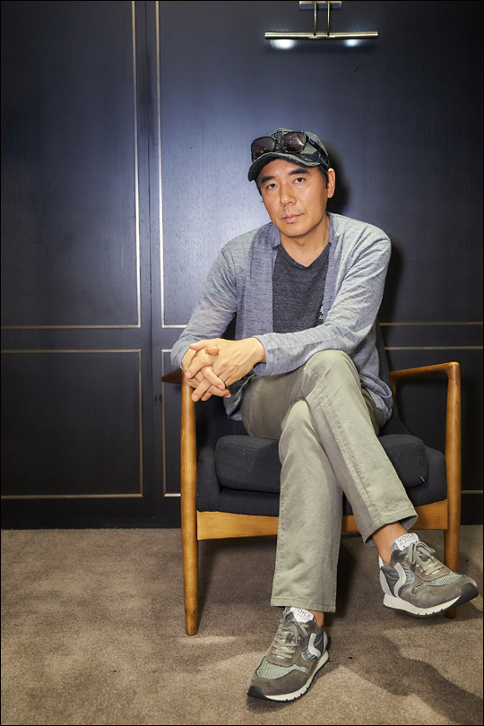 <p>People who are changing personally in the group Person focus Gang Dong-Won and Jung Woo-sung and Han Hyo Ju Casting satisfaction</p><p>Director Kim Jee-woon (54) returned to the movie Jin-Roh: The Wolf Brigade , Chungmu-dong stylist.</p><p>Jin-Roh: The Wolf Brigade is a work based on the same name animation directed by Oshii Morihara and Hiroyuki Okiura, after the North and South declared a unified preparatory five-year plan, an anti-unified armed terror organization Insect appeared Background against 2029. Jin-Roh: The Wolf Brigade depicts the success of the human weapon known as the wolf in the stupid confrontation between the police organization Tukugidé and the intelligent authority centering on information intelligence public security.</p><p>The film is a masterpiece to which production cost close to 20 billion won was introduced. Jin-Roh: The Wolf Brigade has a peculiar stylist Kim Kim Duk stylist in the film industry and has fun to see it visually. However, a criticism that the story after the media preview showed that Hargopgo, especially Mello Line, did not melt into poles happened.</p><p>Director Kim Jee-woon met on September 23rd at Seoul Pal Pandon and said, I heard a good evaluation on the visual parts like shooting scenes, actions, and I just responded that the line of Mero is plain .</p><p>Subsequently, I wanted to create a work that shows the process of what kind of incident this time, although I dealt with the inner face of a person with my work so far, From this point, I can feel unsatisfactory in the melody part This part that was the next love line where the story that can be transferred personally in the group was the most important was insufficient. </p><p>Kim seemed to be suffering deeply by individuals and groups. I wanted to have the theme Is love possible from the barbaric era?  But then, I wanted to talk more about the group and the individual. It is a society in which personal preferences are respected and seems to be piggybacked on a new consumption category that lives according to their individuality but is adjusted by something. Even though it is an era that respects personal life, I also want to enter a group at a certain moment. I think that the desire to enter something like an instagram into several categories. I was keenly aware of the parts of the individuals remarks grouped. Although I was not thinking of himself, I saw a lot of logic even if I put as much logic as the group liked. </p><p>Kim also said, I put the thought I felt in the movie so far and I was caught up in the actions I did not recognize, I was distracted by the upset of emotions that I could not see but enthusiastic I showed up a reaction and got confused, I laughed, Was not melody recently a bit painful?</p><p>He confessed that Jin-Roh: The Wolf Brigade itself was concerned. It was a movie that was serious enough to hurt the health of the production report meeting earlier. Its a hard-to-deal, difficult-to-understand movie, I heard a rumor that I gave genre-like pleasures to the ambiguous colors of the original according to Koreas real circumstances, but also the criticism that the original was blasparted There was no choice but to enter. </p><p>A clear villain comes out in director Kims movie. However, the color of the villain is ambiguous in Jin-Roh: The Wolf Brigade this time. Kim said, It is not a movie with a focus on the villain, so I can feel that way, he says, It is a style that is trying to show off the actors customized villain. In this work he is trying to show a bad image that only Gimmujol can do I explained it. </p><p>Kim ordered actors Jin-Roh: The Wolf Brigade to Sexy. I heard that all the people are wonderful, Should I be more wonderful than sexuality? Womens characters were also wonderful.</p><p>The watching point of this movie is an action scene. How will we implement the actions to be unfolded in the future world? I wanted to show the actions that the meat would split, I had never considered part of the evaluation and production costs.And also the gun action that the shell is seen flying, with emphasis on a strong blowing sensation I put it in. Namiyama action god It seems that it came out better than I was worried. </p><p>The part Kim attempted to interpret is a film ending. Although the interpretation of Kims director was added, the likes and dislikes can be divided. Even though it is a part like Simmons, I think that the audience can think about whether Im Yeong he broke Ei Hui cracked feeling was felt love, I can replay two emotions while watching the ending, create a deterrent happy end We respond to the criticism that we are trying to </p><p>Jin-Roh: The Wolf Brigade is a work planned from 2013. Kim played quite a bit of trouble about the time. I also thought about various historical times, such as 4. 19 Revolution, 5 18 Gwangju democratization struggle, etc. Youth unemployment, insufficient fertility rate also emerged.Power authorities in the original thinking of mental materials Unification has emerged from that time, from that moment the view of the inner world of the movie was built, some problems mixed, and the current story came out. </p><p>Another watching point of the movie is luxury casting including Gang Dong-Won, Jung Woo-sung, Han Hyo Ju, Choi Min-ho and Gimmu-Yol Wahan Yelli. When I went to a showcase, the word re-entrant full-scale SF face jungle came out. Haha. I also saw a comment called a handsome person next to a handsome person. Such a part gave a lot of fun to the audience.</p><p>Actors with outstanding physical conditions were necessary due to the setting in the play. Gang Dong-Won like million chit nam was ranked first in casting from the beginning. Jung Woo-sung is a Hollywood actor George Clooney. </p><p>Director Kim goes around with the modifier genre pioneer. He made his debut in the movie Quiet Family in 1998 and he made his debut as Fair Prisoner (2000), Boots, Guren (2003), Sweet Life (2005), Good, Bad, Funny She was loved to showcase movies of various genres such as I saw the devil (2010), Sensei (2016) etc.</p><p>What does Jin-Roh: The Wolf Brigade mean to Kim? Im intentionally seeing visuals and styles for the first time in Korean movies.If you enjoy it altogether I will do the new way of Korean movies.You want to show that Korean hero movies are also possible without Hollywood Marvel Hero . </p>