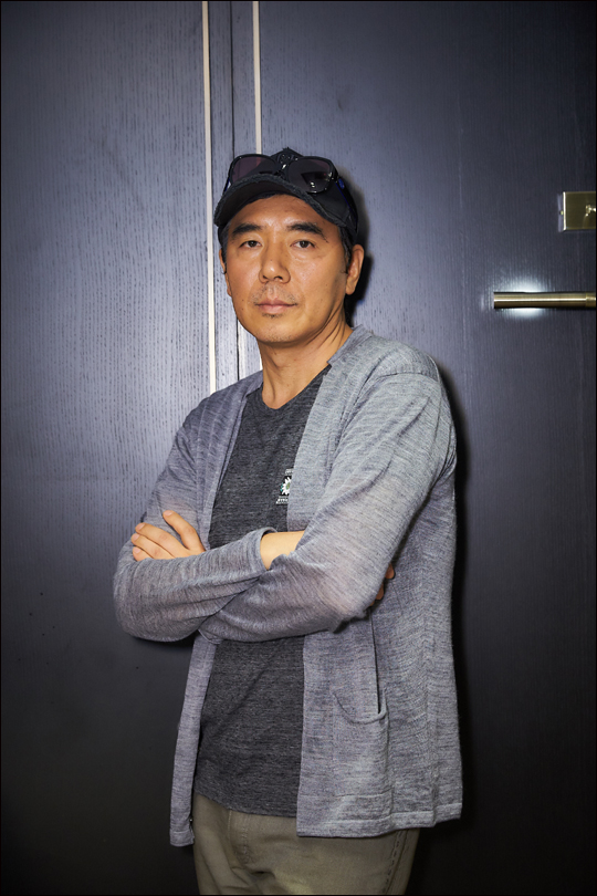 <p>People who are changing personally in the group Person focus Gang Dong-Won and Jung Woo-sung and Han Hyo Ju Casting satisfaction</p><p>Director Kim Jee-woon (54) returned to the movie Jin-Roh: The Wolf Brigade , Chungmu-dong stylist.</p><p>Jin-Roh: The Wolf Brigade is a work based on the same name animation directed by Oshii Morihara and Hiroyuki Okiura, after the North and South declared a unified preparatory five-year plan, an anti-unified armed terror organization Insect appeared Background against 2029. Jin-Roh: The Wolf Brigade depicts the success of the human weapon known as the wolf in the stupid confrontation between the police organization Tukugidé and the intelligent authority centering on information intelligence public security.</p><p>The film is a masterpiece to which production cost close to 20 billion won was introduced. Jin-Roh: The Wolf Brigade has a peculiar stylist Kim Kim Duk stylist in the film industry and has fun to see it visually. However, a criticism that the story after the media preview showed that Hargopgo, especially Mello Line, did not melt into poles happened.</p><p>Director Kim Jee-woon met on September 23rd at Seoul Pal Pandon and said, I heard a good evaluation on the visual parts like shooting scenes, actions, and I just responded that the line of Mero is plain .</p><p>Subsequently, I wanted to create a work that shows the process of what kind of incident this time, although I dealt with the inner face of a person with my work so far, From this point, I can feel unsatisfactory in the melody part This part that was the next love line where the story that can be transferred personally in the group was the most important was insufficient. </p><p>Kim seemed to be suffering deeply by individuals and groups. I wanted to have the theme Is love possible from the barbaric era?  But then, I wanted to talk more about the group and the individual. It is a society in which personal preferences are respected and seems to be piggybacked on a new consumption category that lives according to their individuality but is adjusted by something. Even though it is an era that respects personal life, I also want to enter a group at a certain moment. I think that the desire to enter something like an instagram into several categories. I was keenly aware of the parts of the individuals remarks grouped. Although I was not thinking of himself, I saw a lot of logic even if I put as much logic as the group liked. </p><p>Kim also said, I put the thought I felt in the movie so far and I was caught up in the actions I did not recognize, I was distracted by the upset of emotions that I could not see but enthusiastic I showed up a reaction and got confused, I laughed, Was not melody recently a bit painful?</p><p>He confessed that Jin-Roh: The Wolf Brigade itself was concerned. It was a movie that was serious enough to hurt the health of the production report meeting earlier. Its a hard-to-deal, difficult-to-understand movie, I heard a rumor that I gave genre-like pleasures to the ambiguous colors of the original according to Koreas real circumstances, but also the criticism that the original was blasparted There was no choice but to enter. </p><p>A clear villain comes out in director Kims movie. However, the color of the villain is ambiguous in Jin-Roh: The Wolf Brigade this time. Kim said, It is not a movie with a focus on the villain, so I can feel that way, he says, It is a style that is trying to show off the actors customized villain. In this work he is trying to show a bad image that only Gimmujol can do I explained it. </p><p>Kim ordered actors Jin-Roh: The Wolf Brigade to Sexy. I heard that all the people are wonderful, Should I be more wonderful than sexuality? Womens characters were also wonderful.</p><p>The watching point of this movie is an action scene. How will we implement the actions to be unfolded in the future world? I wanted to show the actions that the meat would split, I had never considered part of the evaluation and production costs.And also the gun action that the shell is seen flying, with emphasis on a strong blowing sensation I put it in. Namiyama action god It seems that it came out better than I was worried. </p><p>The part Kim attempted to interpret is a film ending. Although the interpretation of Kims director was added, the likes and dislikes can be divided. Even though it is a part like Simmons, I think that the audience can think about whether Im Yeong he broke Ei Hui cracked feeling was felt love, I can replay two emotions while watching the ending, create a deterrent happy end We respond to the criticism that we are trying to </p><p>Jin-Roh: The Wolf Brigade is a work planned from 2013. Kim played quite a bit of trouble about the time. I also thought about various historical times, such as 4. 19 Revolution, 5 18 Gwangju democratization struggle, etc. Youth unemployment, insufficient fertility rate also emerged.Power authorities in the original thinking of mental materials Unification has emerged from that time, from that moment the view of the inner world of the movie was built, some problems mixed, and the current story came out. </p><p>Another watching point of the movie is luxury casting including Gang Dong-Won, Jung Woo-sung, Han Hyo Ju, Choi Min-ho and Gimmu-Yol Wahan Yelli. When I went to a showcase, the word re-entrant full-scale SF face jungle came out. Haha. I also saw a comment called a handsome person next to a handsome person. Such a part gave a lot of fun to the audience.</p><p>Actors with outstanding physical conditions were necessary due to the setting in the play. Gang Dong-Won like million chit nam was ranked first in casting from the beginning. Jung Woo-sung is a Hollywood actor George Clooney. </p><p>Director Kim goes around with the modifier genre pioneer. He made his debut in the movie Quiet Family in 1998 and he made his debut as Fair Prisoner (2000), Boots, Guren (2003), Sweet Life (2005), Good, Bad, Funny She was loved to showcase movies of various genres such as I saw the devil (2010), Sensei (2016) etc.</p><p>What does Jin-Roh: The Wolf Brigade mean to Kim? Im intentionally seeing visuals and styles for the first time in Korean movies.If you enjoy it altogether I will do the new way of Korean movies.You want to show that Korean hero movies are also possible without Hollywood Marvel Hero . </p>