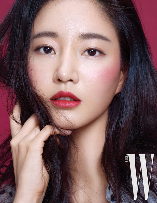 Actor Kim Sa-rang has released a bold Close-Up picture.Actor Kim Sa-rang released two different texture lip makeup pictures on July 224.Under the concept of Matt VS Metallic, Kim Sa-rang produced a variety of look from dreamy atmosphere to bold image.In this photo, I made a provocative chic by matching the shaded eyes and delicately shiny red metallic lips.The purple-colored metallic lips blended with the violet eyes to maximize the mystery.Meanwhile, the matte texture was expressed in dried rose lips and toned pink blusher to complete a fascinating and sophisticated mood.emigration site