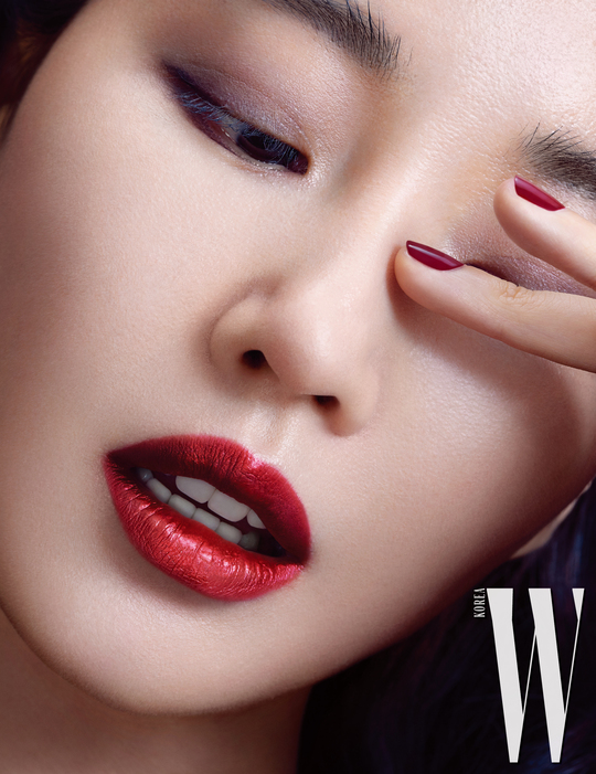 Actor Kim Sa-rang has released a bold Close-Up picture.Actor Kim Sa-rang released two different texture lip makeup pictures on July 224.Under the concept of Matt VS Metallic, Kim Sa-rang produced a variety of look from dreamy atmosphere to bold image.In this photo, I made a provocative chic by matching the shaded eyes and delicately shiny red metallic lips.The purple-colored metallic lips blended with the violet eyes to maximize the mystery.Meanwhile, the matte texture was expressed in dried rose lips and toned pink blusher to complete a fascinating and sophisticated mood.emigration site